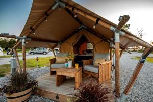 Gorgeous Tented Cabin Close to Great Hiking Trails in Cassville, Missouri