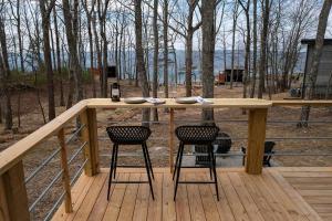 Cozy Secluded Studio Chalet with Outdoor Shower & Scenic Brow Views near Cloudland Canyon State Park, Menlo, Georgia