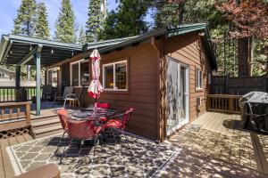 Cozy Lakeside Cabin, Steps from Lake Almanor and Close to Lassen Volcanic National Park in California