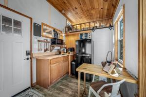 Relaxing Tiny House Surrounded by Trees for a Peaceful Escape in Nature in Mentone, Alabama