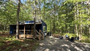 Relaxing Tiny House Surrounded by Trees for a Peaceful Escape in Nature in Mentone, Alabama