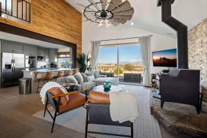 Luxury Joshua Tree Retreat with Saltwater Pool, Spa & Sky Deck Stargazing – Twentynine Palms, California