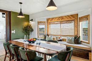 Luxury Joshua Tree Retreat with Saltwater Pool, Spa & Sky Deck Stargazing – Twentynine Palms, California