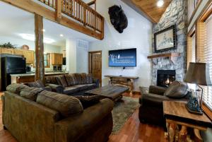 Spacious Cabin with Indoor and Outdoor Swimming Pool in Branson, Missouri