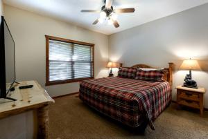 Spacious Cabin with Indoor and Outdoor Swimming Pool in Branson, Missouri