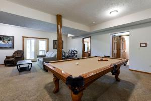 Spacious Cabin with Indoor and Outdoor Swimming Pool in Branson, Missouri