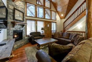 Spacious Cabin with Indoor and Outdoor Swimming Pool in Branson, Missouri