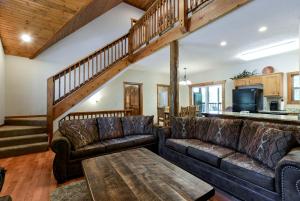 Spacious Cabin with Indoor and Outdoor Swimming Pool in Branson, Missouri