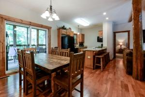 Spacious Cabin with Indoor and Outdoor Swimming Pool in Branson, Missouri