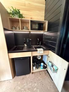 Sycamore: Serene Studio Pod Tiny Home in 300-Acre Woodland near Quakertown Pennsylvania