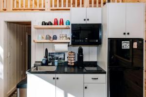 Charming Cabin with Private Hot Tub Near Red River Gorge in Campton, Kentucky