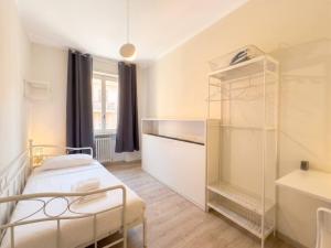 Centro & Leonardo: Trilocale Moderno con Balcone