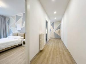Centro & Leonardo: Trilocale Moderno con Balcone