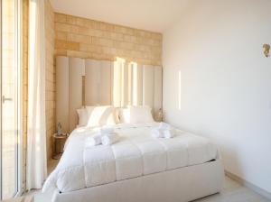 Terra | 2-Bedroom with Shared Kitchen & Balcony – Seafront Location