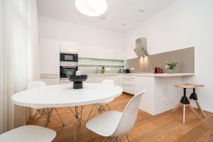 Stylish 2-bedroom with Balcony