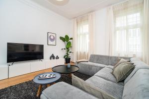Stylish 2-bedroom with Balcony