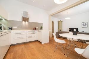 Stylish 2-bedroom with Balcony