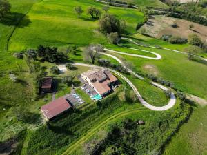 Villa Ducci design, infinity pool among the hills