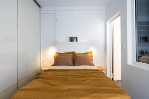 Hip Athens Designers Suite with Balcony, near Metro and Acropolis VASIAs DELUXE SUITE