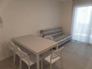 Two-bedroom flat in a residence with shared pool