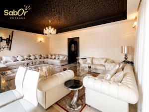Luxury 4-Bedroom Villa with Private Pool, Lake, and Tennis Court