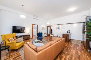 Elegant 2 - bedroom Apartment with Balcony and Parking