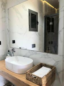 Peaceful Olive Farm with Pool Private Stay Rooftop