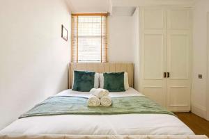 Luxury 1BR South Kensington Retreat
