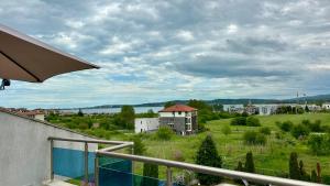 Rainbow 2BR Apartment Home2Host