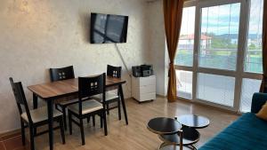 Rainbow 2BR Apartment Home2Host