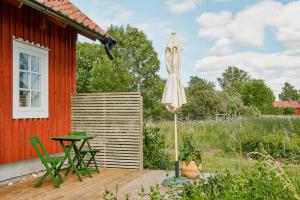 Charming Hen House With Terrace Near Vadstena