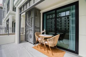 Charming balcony studio in Title Legendary