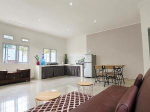 Homestay walking distance to beach with share kitchen