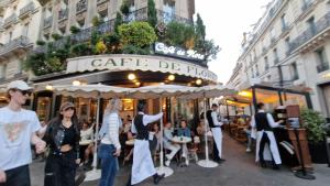 Gare Montoparnasse 2 mins,,front metro,gorgeous 2 bedroom, 76 M2 ,in center of st Germain very close to Notre Dame of Paris ,5 mns Eiffel tour