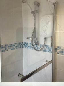 4 bed bright house, garden,parking near city centre