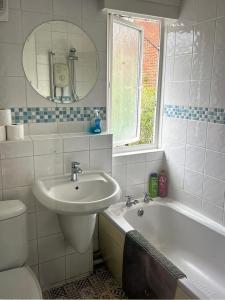 4 bed bright house, garden,parking near city centre