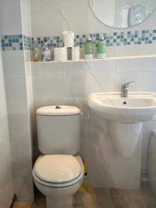 4 bed bright house, garden,parking near city centre