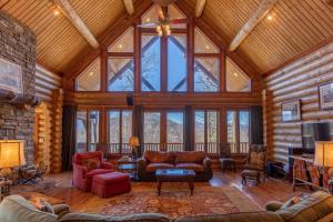 Bear Lodge at Misty Mountain Pet Friendly Luxury Log Cabin with Grandfather Views