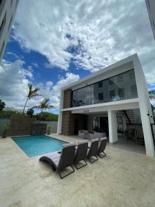 Smart Apartment with pool, gym & more!