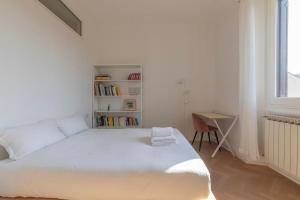 Xenia Milan - 2 room apartment in Pietro Custodi 10