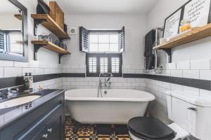 Spacious 2BDR Home w WiFi Garden Sleeps 4