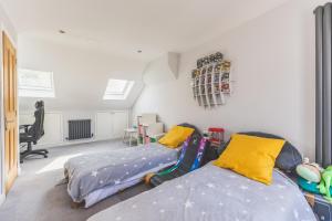 Spacious 2BDR Home w WiFi Garden Sleeps 4