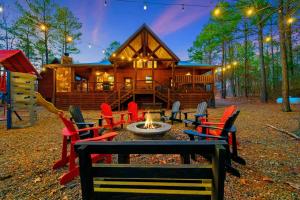 The Great Escape 4BR w Game Room - Hot Tub - Sleeps 14