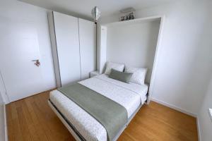 Bright spacious flat near Paris