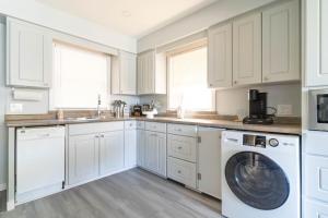 Bright 2BR Home Near Airport & Shops