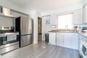 Bright 2BR Home Near Airport & Shops
