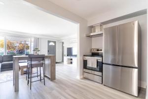Bright 2BR Home Near Airport & Shops