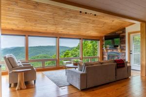 Skyline Escape Stunning Long Range Views Hot Tub Firepit Lawn Games
