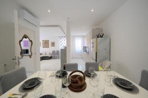 Real Modern Rapallo Retreat 2 Balconies 7-min Walk to Beach Sleeps 6