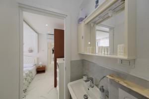 Real Modern Rapallo Retreat 2 Balconies 7-min Walk to Beach Sleeps 6